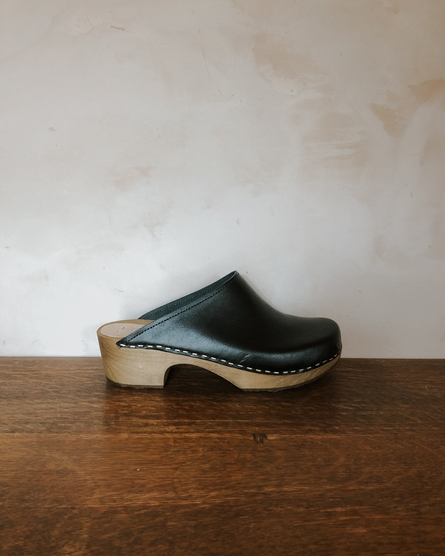 Onyx Mini Klassisk Clog with Natural Wood Heel