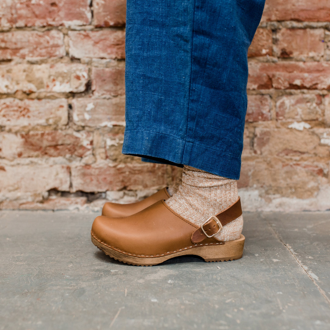 Earth brown low klassisk classic mule swedish clogs with a strap