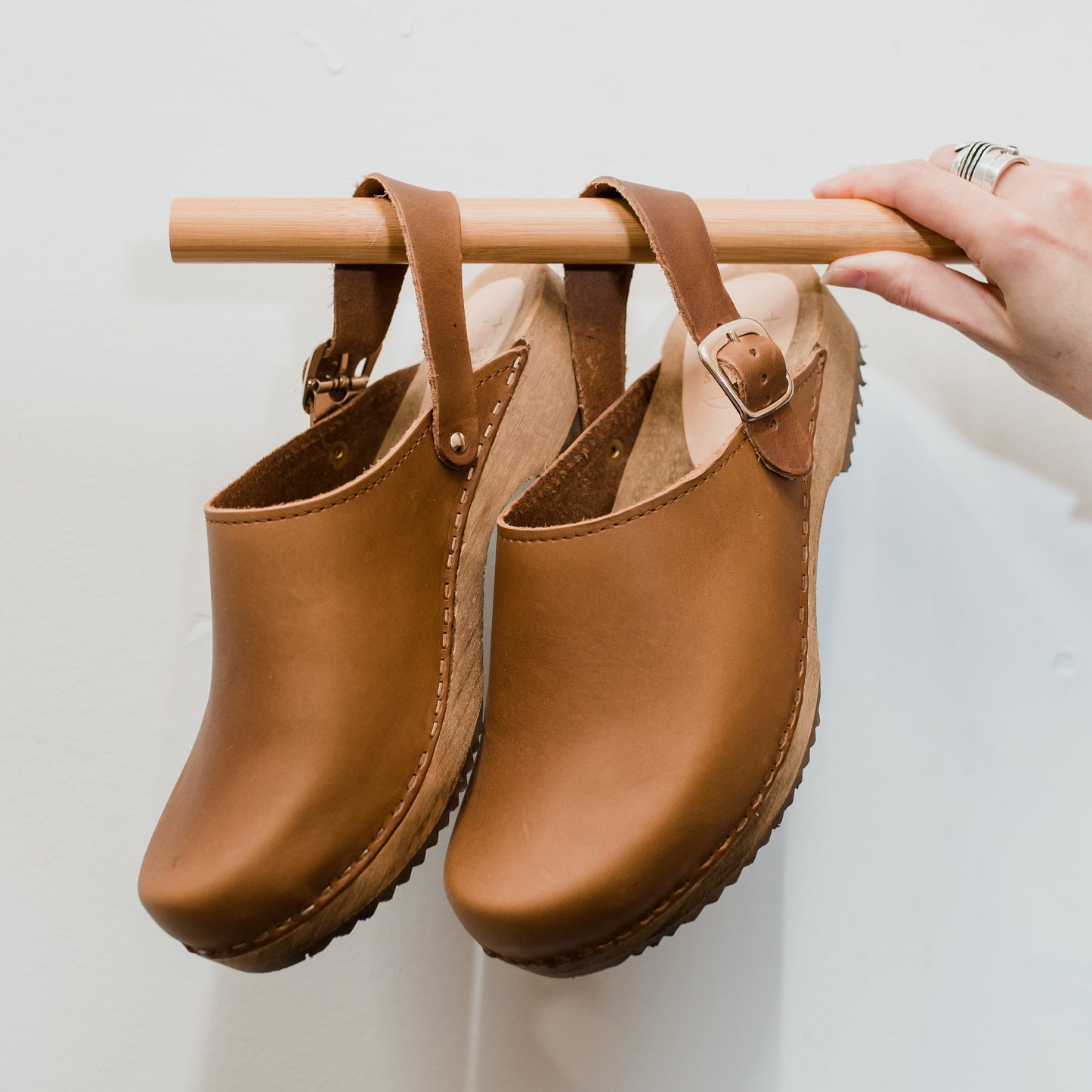 Earth brown low klassisk classic mule swedish clogs with a strap