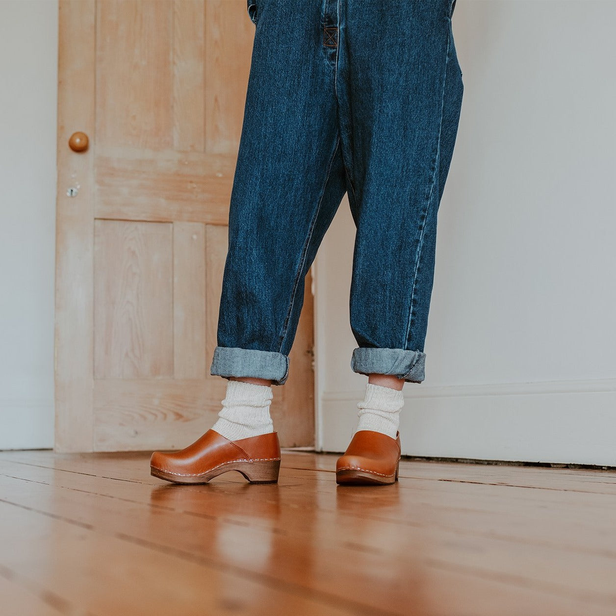 organic, recycled cotton socks in a cream colour with a ribbed ankle with Cumin Low Jord clogs