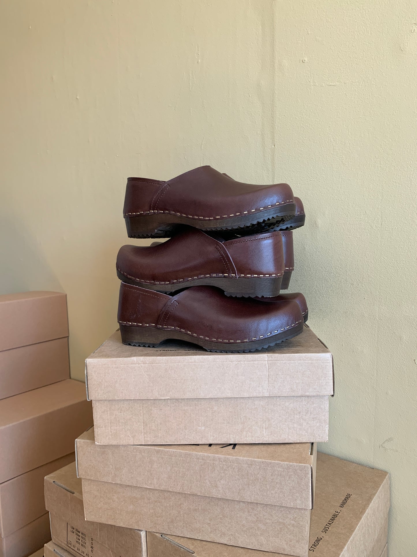 Cacao Tinted Base Low Jord Clog