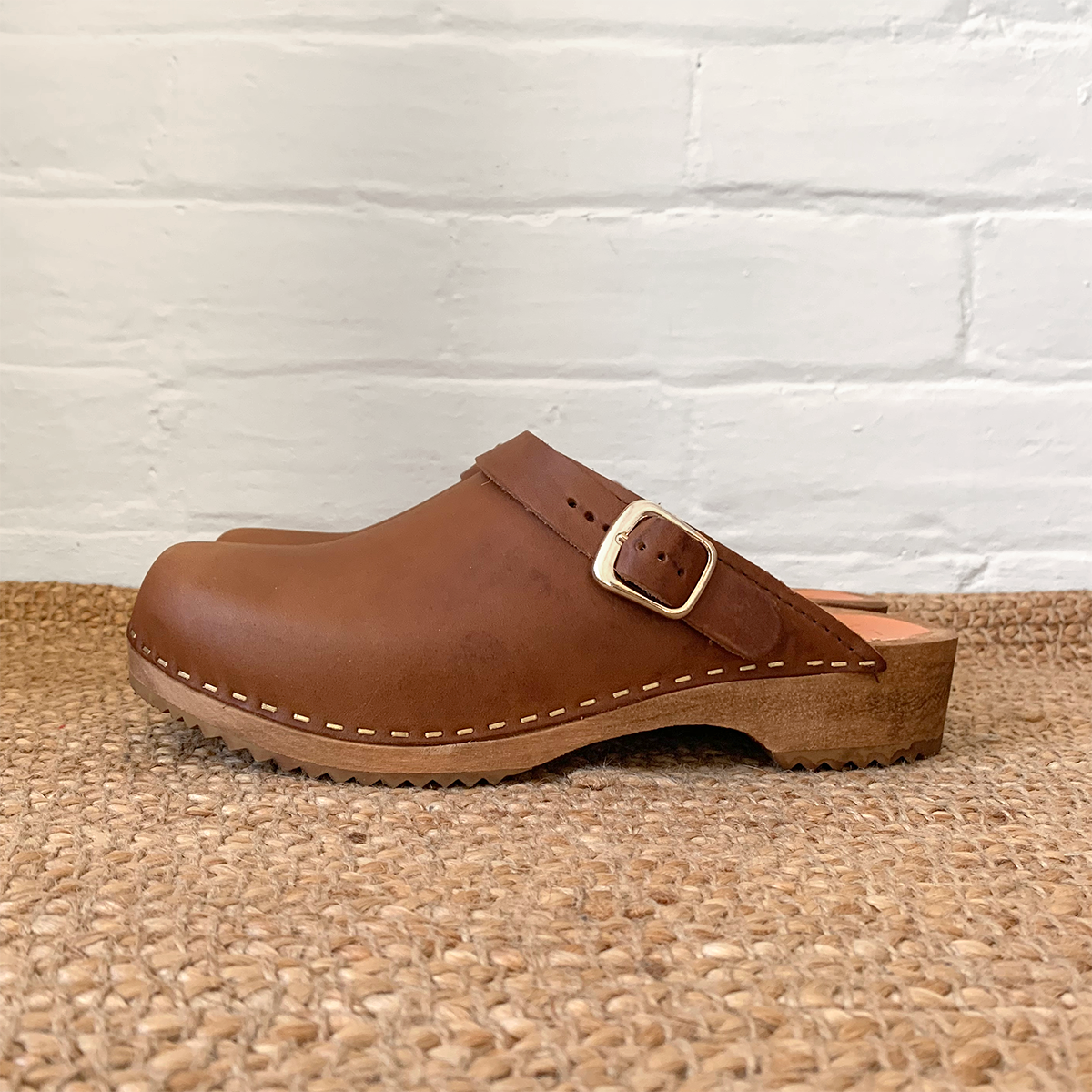 Earth brown low klassisk classic mule swedish clogs with a strap