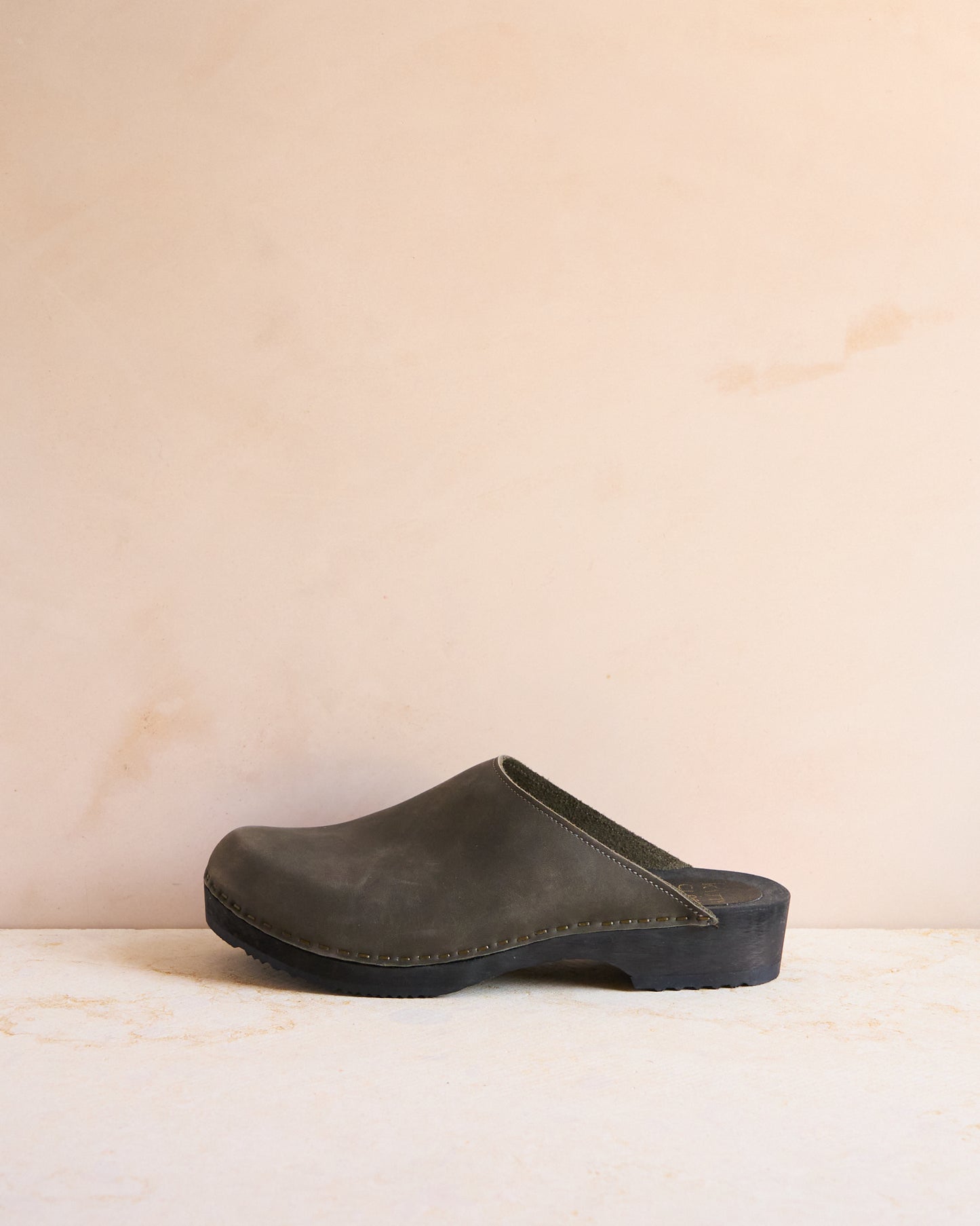 Storm Low Klassisk Clog with Dark Base