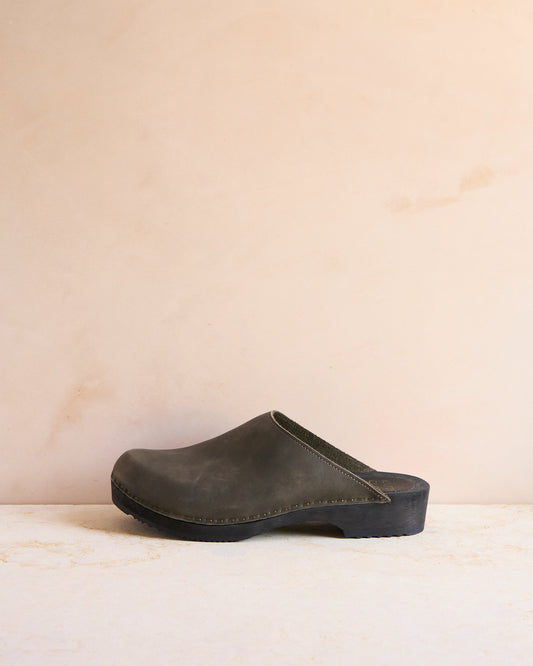 Storm Low Klassisk Clog with Dark Base
