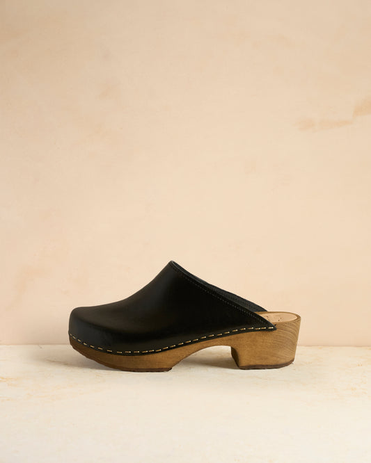 Onyx Mini Klassisk Clog with Natural Wood Heel
