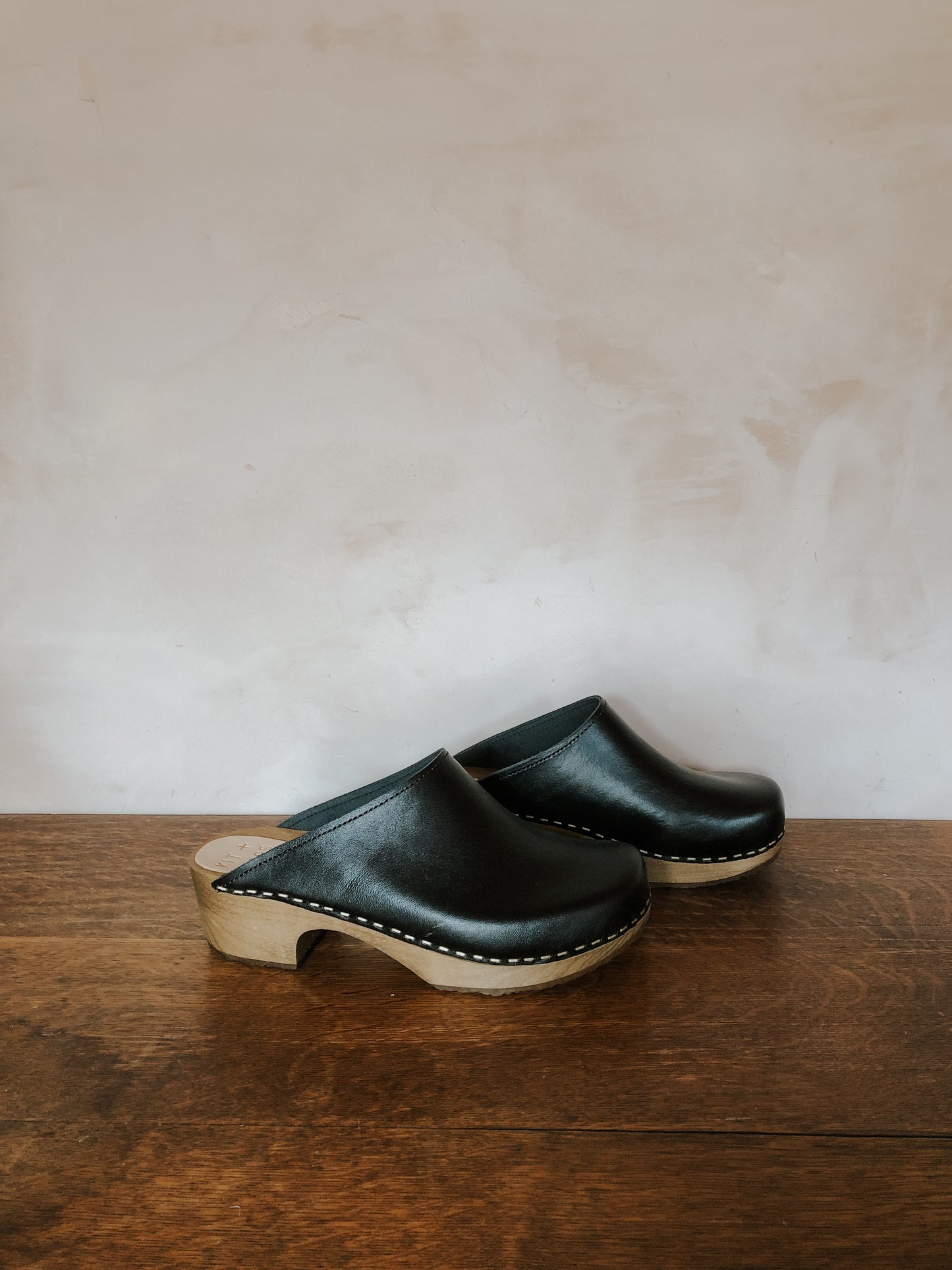 Onyx Mini Klassisk Clog with Natural Wood Heel