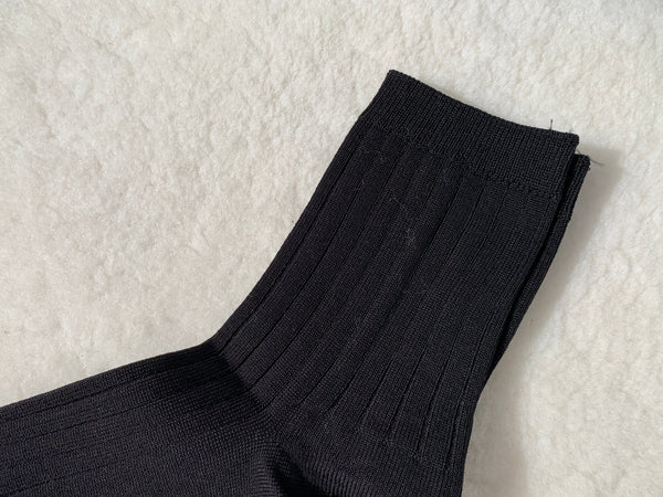 her socks in true black by le bon shoppe