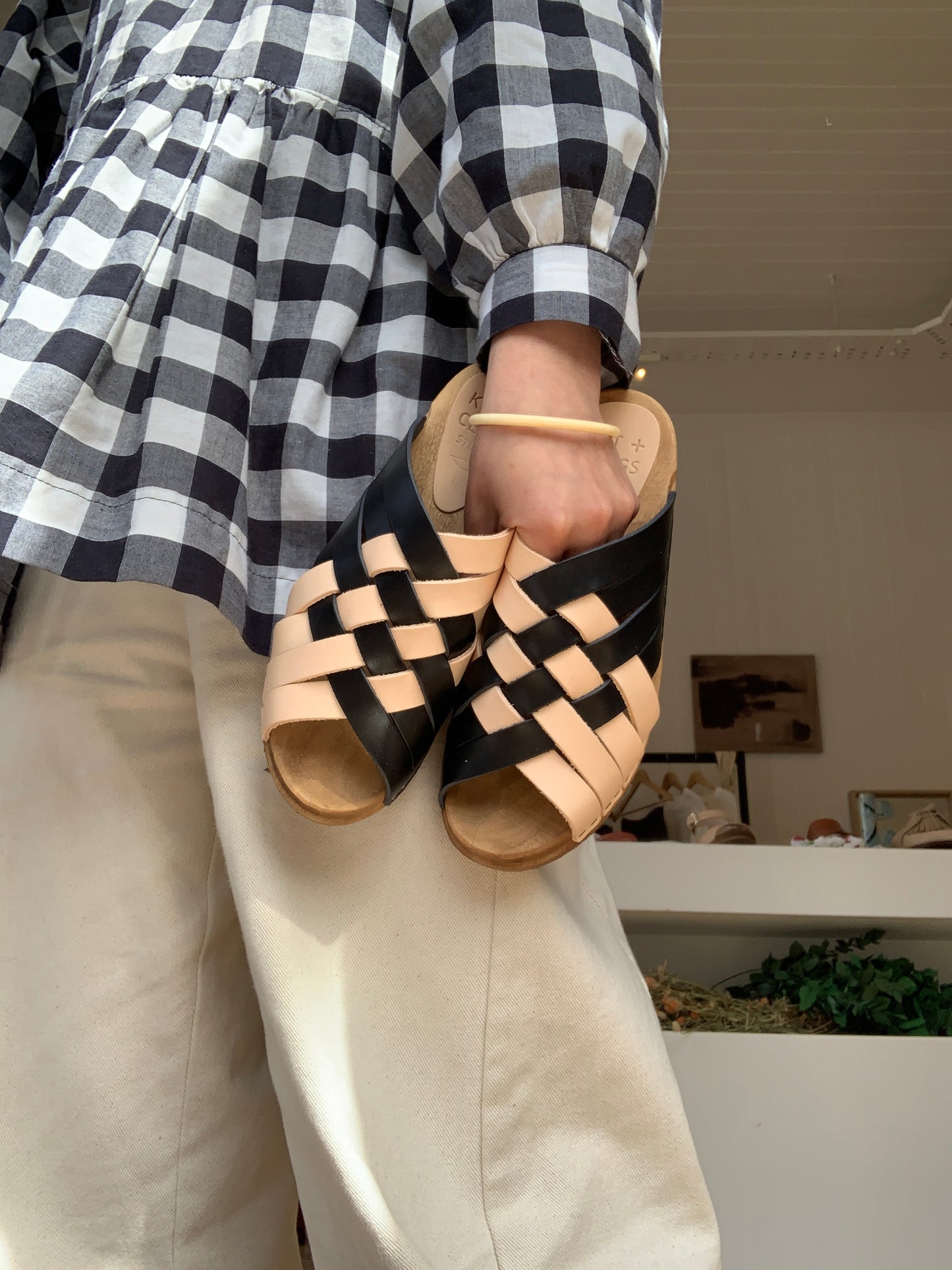 Natural + Onyx Two-Tone Low Fält Clog