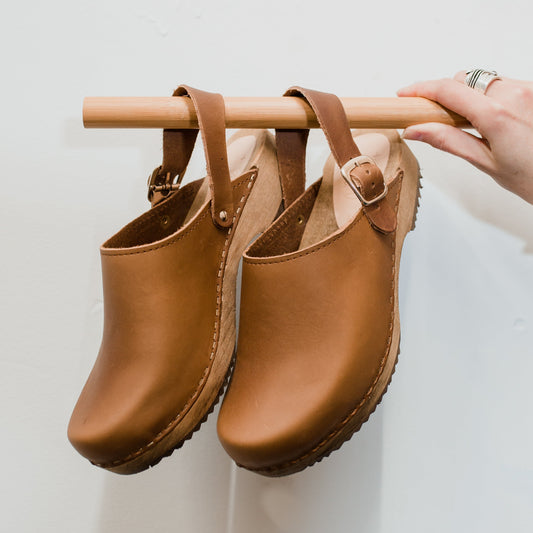 Earth brown low klassisk classic mule swedish clogs with a strap