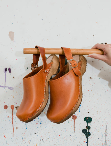 cumin tan klassisk clogs classic mule swedish clogs with a strap