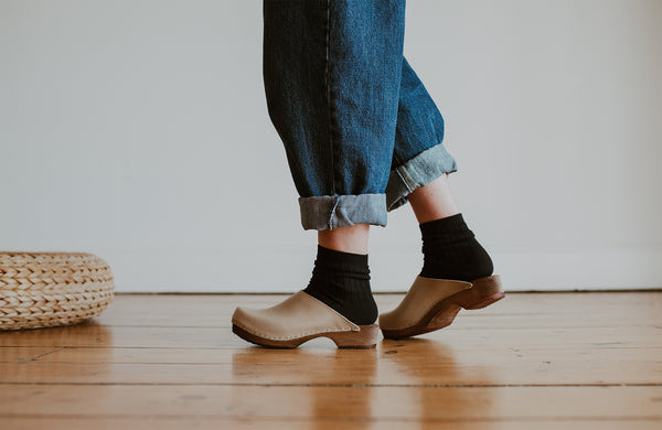 girl wears denim jumpsuit with her socks in onyx and garnet low Klassisk cloggirl wears denim jumpsuit with her socks in onyx and stone low Klassisk clog