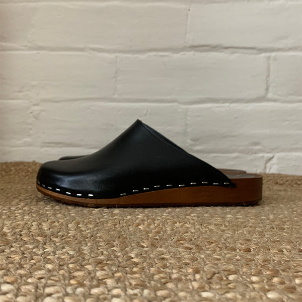 Black classic style swedish clog mule with flexible wooden base