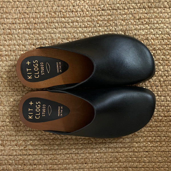 Black classic style swedish clog mule with flexible wooden base