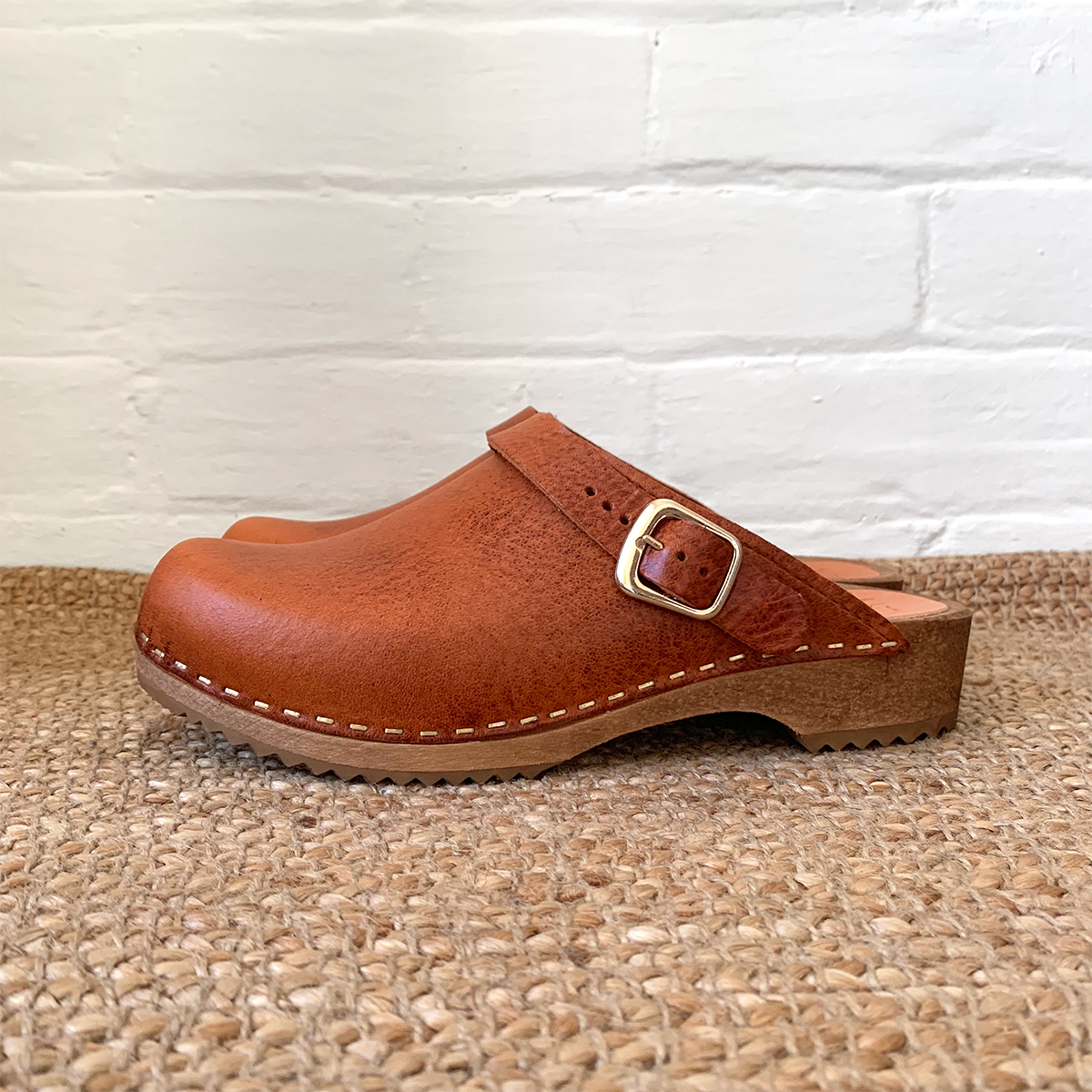 cumin tan klassisk clogs classic mule swedish clogs with a strap