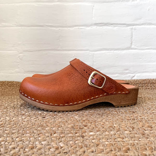 cumin tan klassisk clogs classic mule swedish clogs with a strap